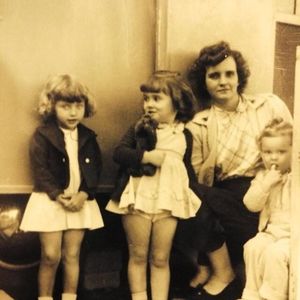 Meet your Posher, Mona